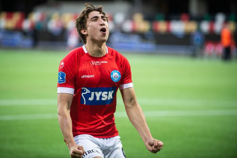Alexander Lind forlænger med SIF